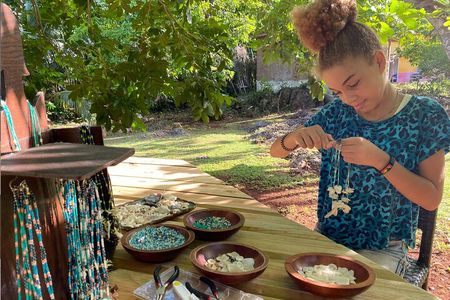 Jewelry workshop A Mi Mek It! in Montego Bay Jamaica (FR & EN)
