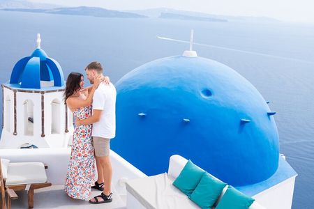 Santorini 2h Private Photoshoot with a prof. photographer &transp