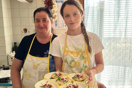 Pizza e Tiramisù class with local mum in Positano