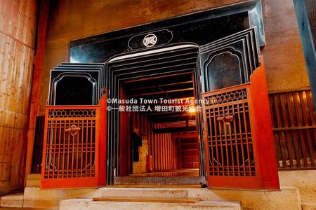 Walking Tour of Wealthy Merchant's Storehouses in Akita