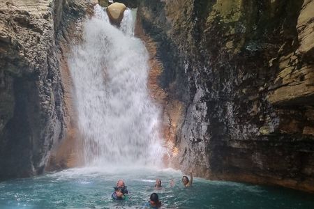 La Leona Waterfall Adventure Guided Hike with Lunch 