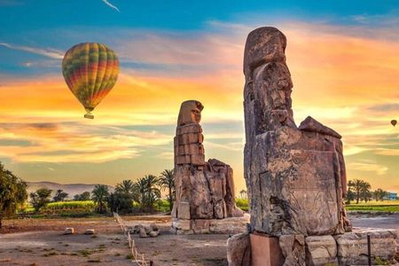 Luxor: VIP Private Sunrise Hot Air Balloon with Breakfast