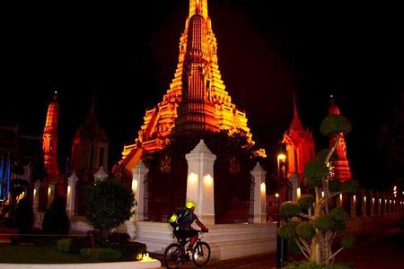 Bangkok Night Bike Tour -Hotel-pickup & Dinner