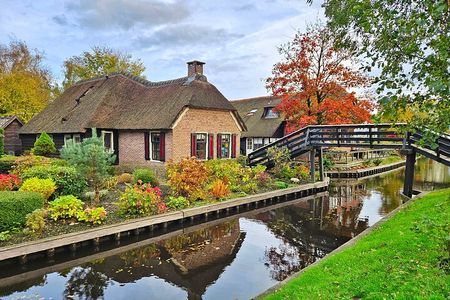 Giethoorn & Afsluitdijk Day Tour w/ Boat Ride & Hotel Pickup 