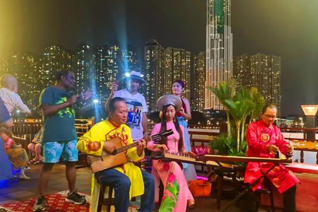 Traditional Water Puppet Show & Dinner On Cruise
