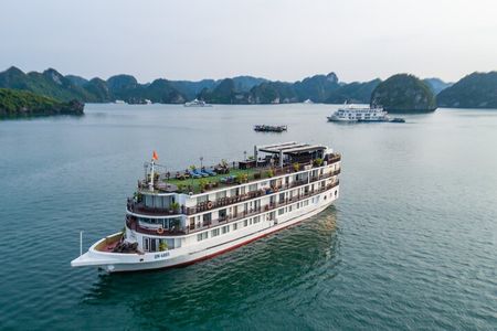 Halong Bay 2-Day Deluxe Cruise Tour including Kayaking and Cooking Demonstration
