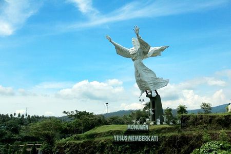 Private tour of Manado and Tomohon including lunch and driver