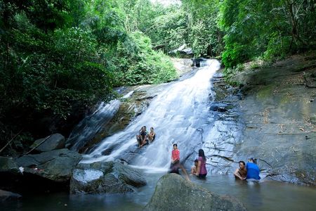 Kuala Lumpur Private Tour to Batu Caves Hotsprings And Waterfalls