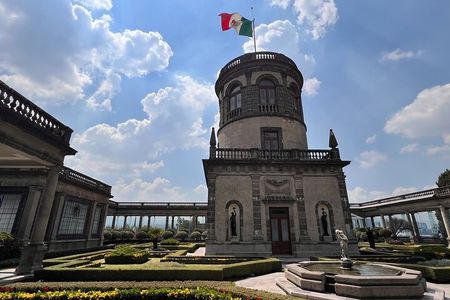 100% private tour in Chapultepec Castle & around (with transport)