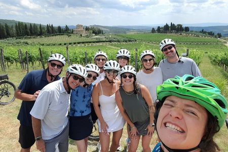 Full-Day Tuscan Hills Bike Tour With Lunch at Farm