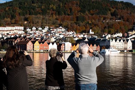 Bergen: Guided Tour by Minibus with Local Guide & Photostops