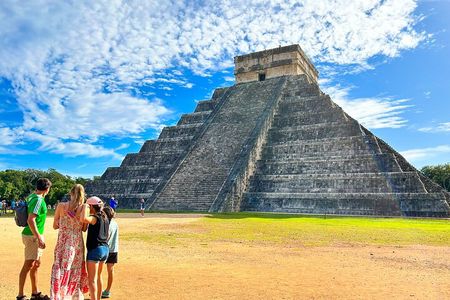 Chichen Itza Early Access Tour with Expert Guide & Buffet Lunch
