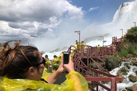 Niagara Falls: Ultimate US & Canadian Side Tour