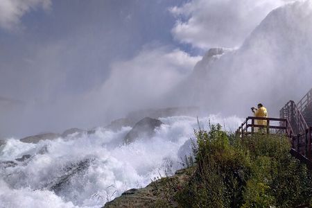Maid of the Mist and Cave of the Winds guided tour with shuttle