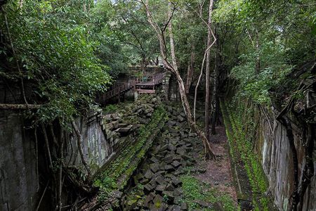Kulen Mountain with Beng Mealea and Tonle Sap Small Group Tour