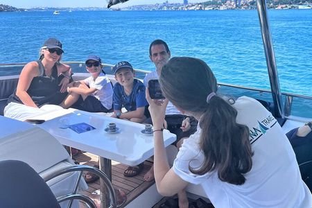 Luxury Bosphorus Yacht Tour – Asian Side Stop & Exploration