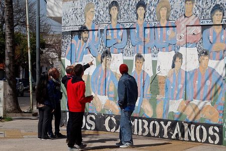 2 Hours Football and Street Art Walking Tour in Buenos Aires 