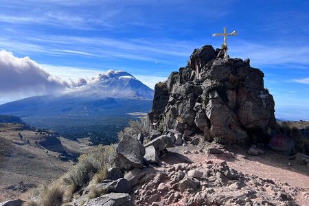 Private Hike next to volcano at 14800 ft. from Mexico city