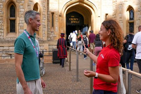 Tower of London Guided Tour with Beefeater Meet & Crown Jewels