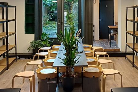 Guided Pottery Workshop on a Turntable in Choorstraat 