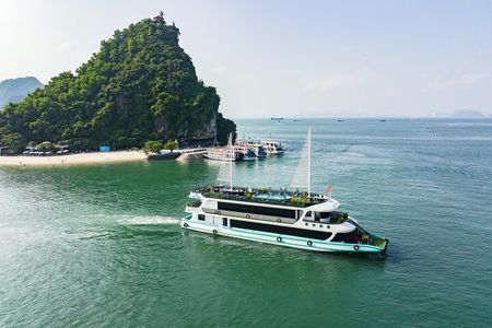 Ha Long Bay Amethyst Luxury Day Cruise with Kayak & Buffet Lunch