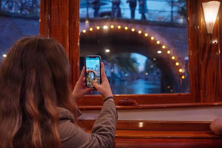 Amsterdam 2-Hour Evening Cruise With Live Guide and Bar