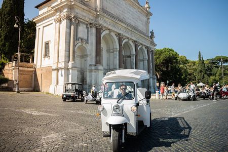 Private 2 Hour VIP Tuk Tuk Tour with Hotel Pickup and Prosecco