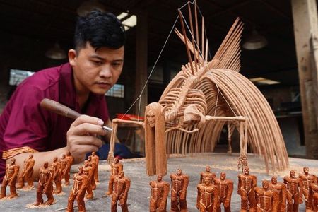 Hoi An Experience 3 Hours Wood Carving Class with Local Artist