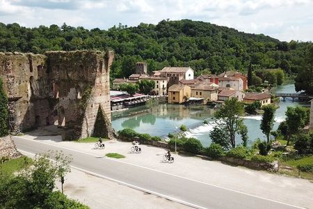 E-bike adventure among medieval castles and old villages