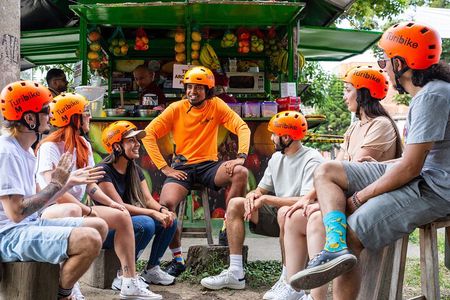 Medellín: Local neighborhoods and included food on e-bike
