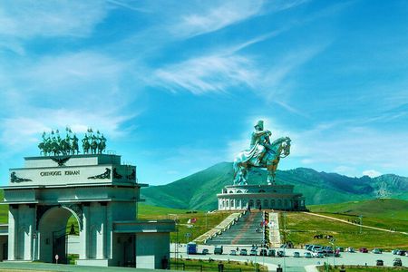 Chinggis Khaan Statue Complex and Sain Nomun Monastery Tour 