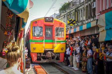 Bangkok: Railway & Damnoen Saduak Floating Market with Transfer