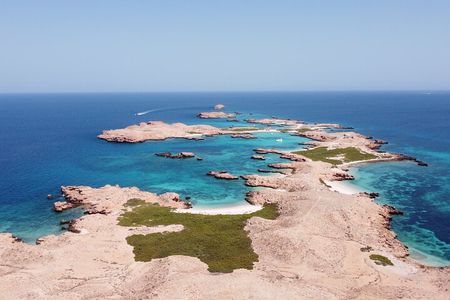 Muscat Snorkeling Trip to Daymaniyat Islands with BBQ lunch