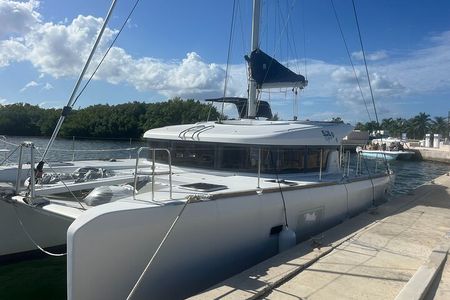 Private Luxury Catamaran Tour to Stingray City and Snorkel 