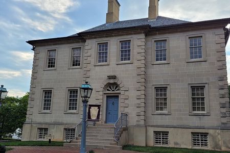 Small Group Walking Tour in Old Town Alexandria and Carlyle House