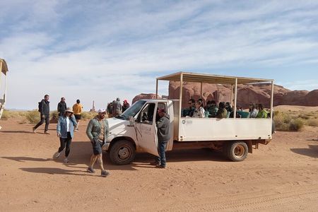 1.5 Hour Jeep Tour in Monument Valley 