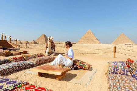 Half Day Tour in Pyramid of Giza With Lunch at 9 Pyramids Lounge