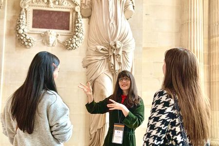 Louvre Museum Guided Tour with Artist
