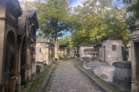 2.5 Hour Walking Tour of Père Lachaise Cemetery from Paris