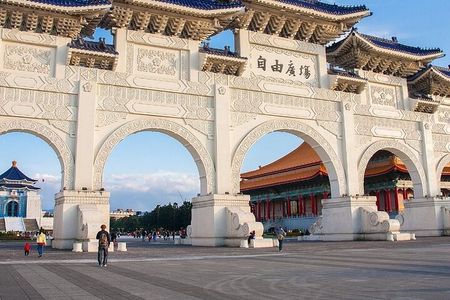 Taipei : Must-See Attractions Walking Tour With A Guide (Private)