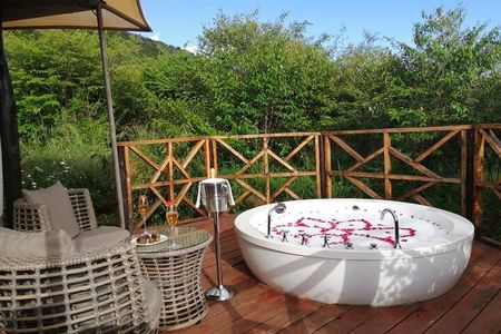 Romantic Mara Getaway with Jacuzzi