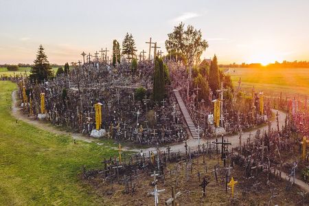 Riga: Hill of Crosses & Guided Rundale Palace with Bauska Castle