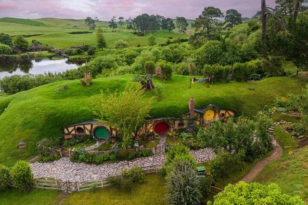 From Auckland:Hobbiton Movie Set & Waitomo Caves Small Group Tour