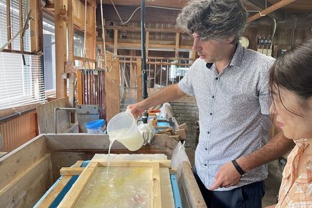 Make traditional Tosa washi paper using a recycling technique