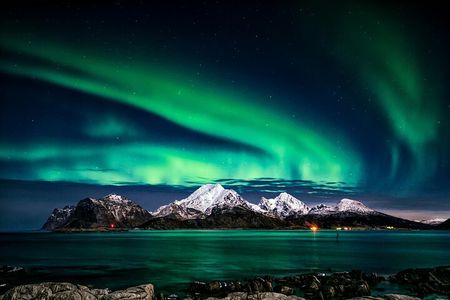 Northern Lights with hot chocolate, donuts and icelandic beer