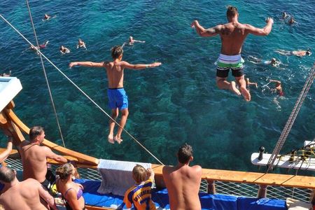 Full-Day Boat Trip for Swimming & Fishing with Lunch – Agadir