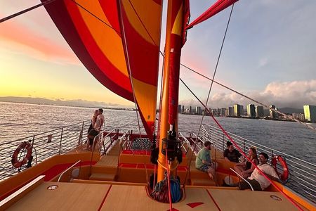 Honolulu Sunset Sail from Kewalo Harbor Including Drinks