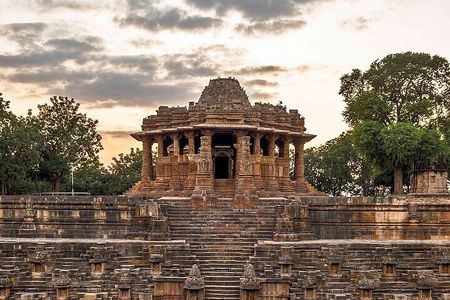 Easy Private Tour at Sun Temple and Rani Ki Vav in Premium Car