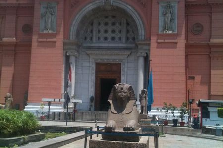 Private tour to Giza pyramids and Egyptian museum and old Cairo 