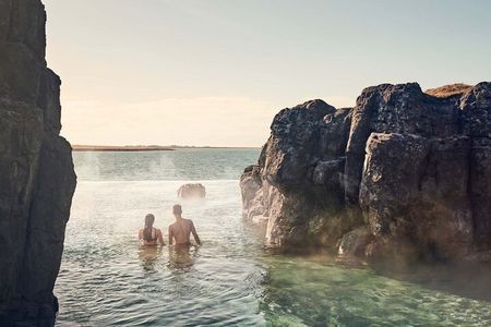 Private Golden Circle & Sky Lagoon Transfer and lunch (Up to 8 P)